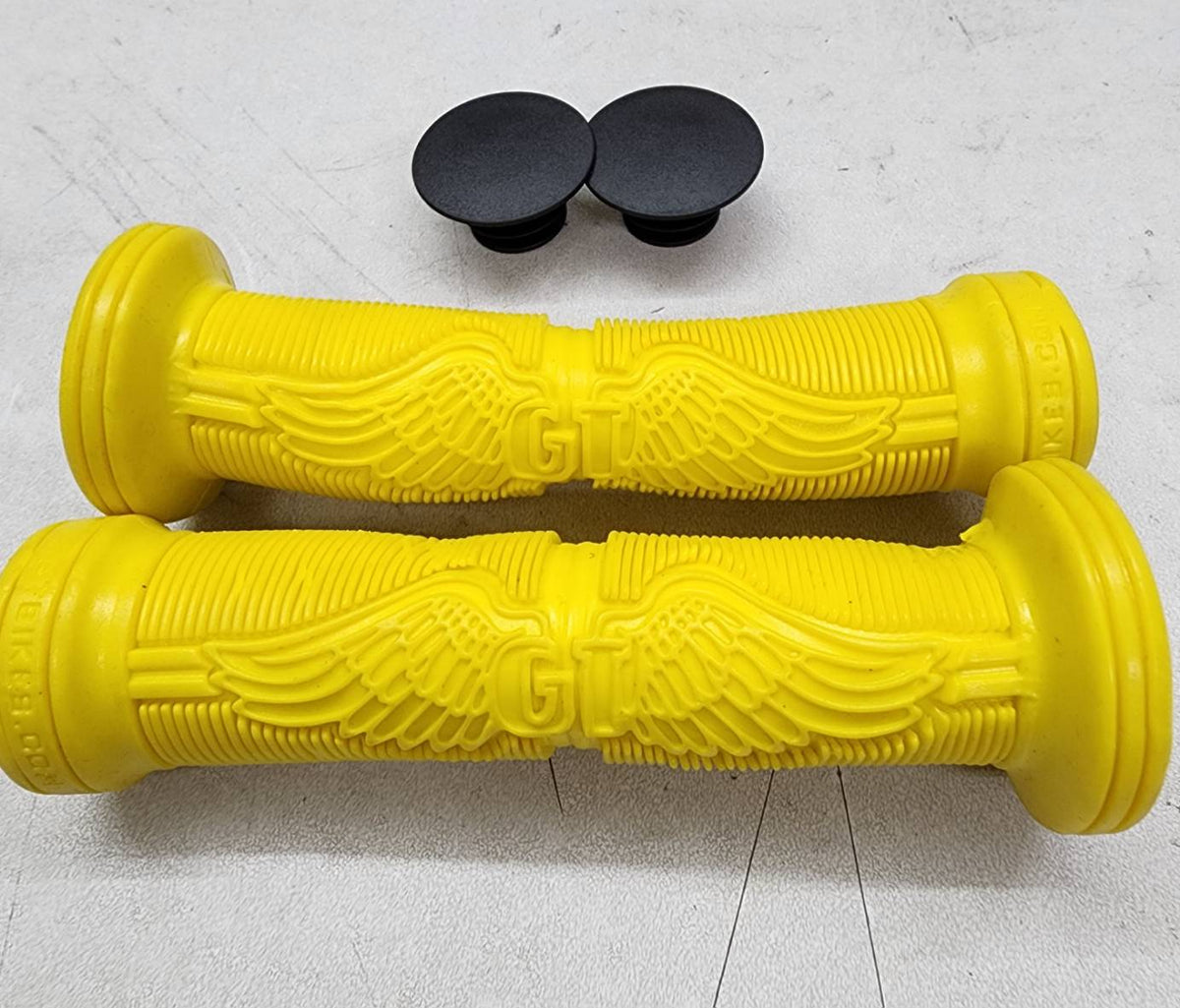GT VLG-859A Wings Logo BMX Bicycle Handlebar Grips Yellow 130mm Flanged w/ Bar Plugs