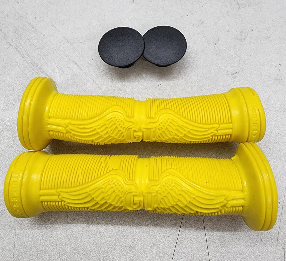 GT VLG-859A Wings Logo BMX Bicycle Handlebar Grips Yellow 130mm Flanged w/ Bar Plugs