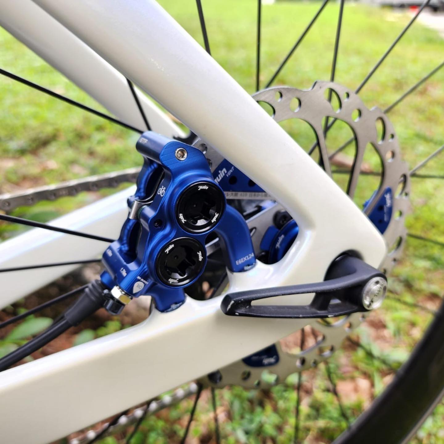 Juin Tech ETF 4-Piston Flat Mount Hydraulic Brake Calipers 160mm E-Bike Blue